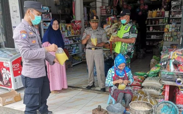 Pantau harga sembako di pasar tradisional wilayah desa binaan 