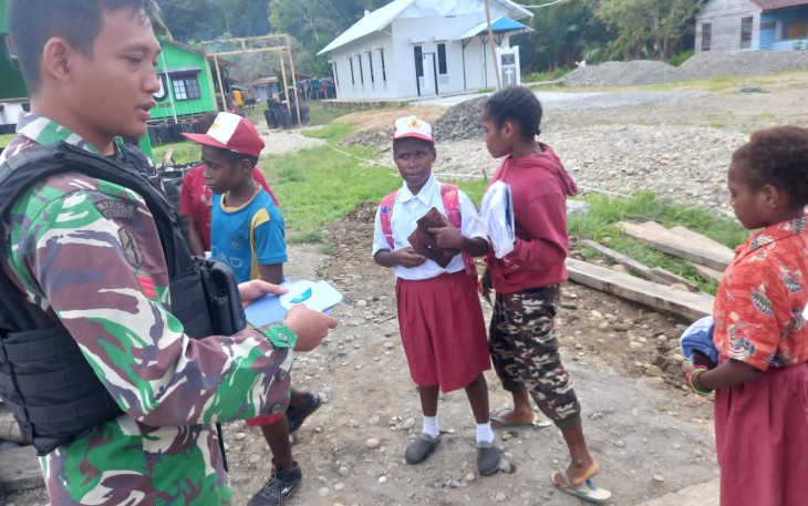 Kefekatan Satgas Yonif 200 dengan anak-anak Muara Nawa