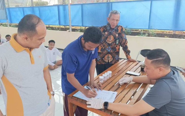 Tes urine warga binaan lapas Cilegon 