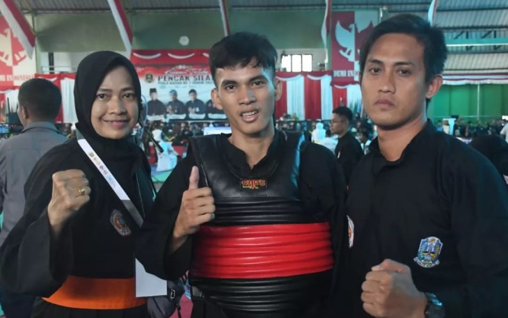 Amirulloh Karim (tengah) meraih medali emas