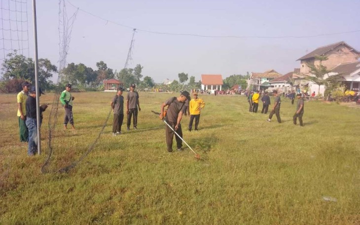 Gotong-royong bersihkan lingkungan wilayah desa binaan 