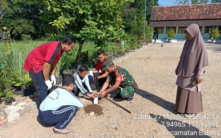 Pembuatan lubang biopori bersama siswa