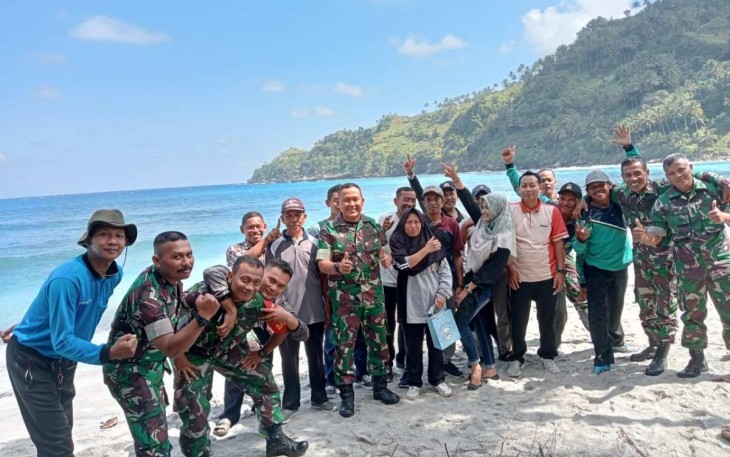 Komsos bersama warga binaan di pantai Kaliuluh
