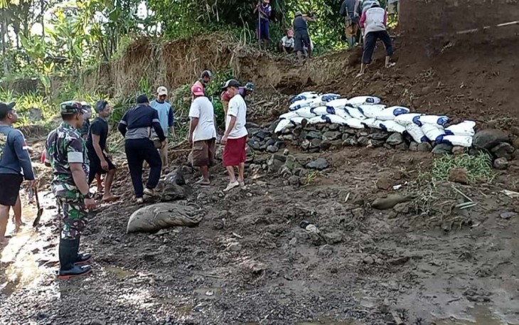 Gotong royong bangun tanggul bersama warga binaan 