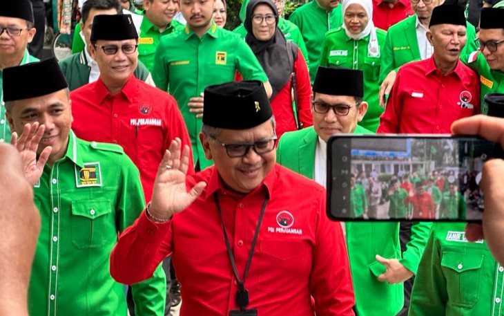 Sekjen PDIP Hasto Kristianto saat mengunjungi kantor DPP PPP di Jakarta, Senin (29/5)
