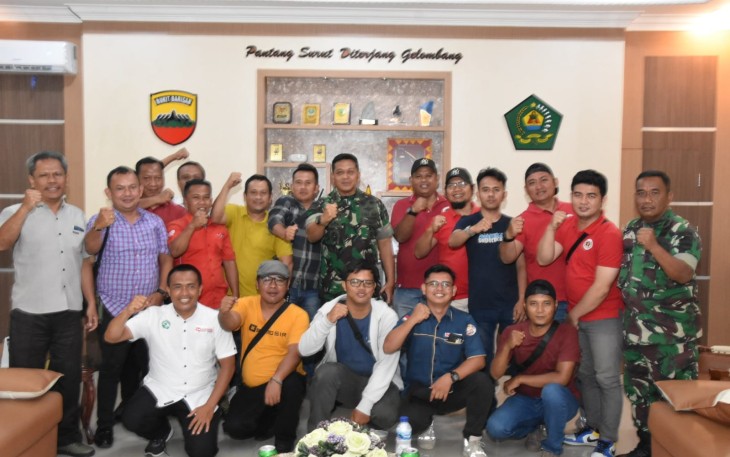 Danrem 023 KS Kolonel Inf Dodi Triwinarto bersama awak media
