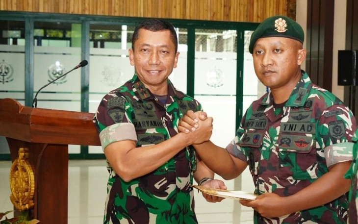 Pangdivif 2 Kostrad Mayjen TNI Haryanto saat memberikan penghargaan prestasi untuk Kapten Arh Bayu Sekti Wichaksono 