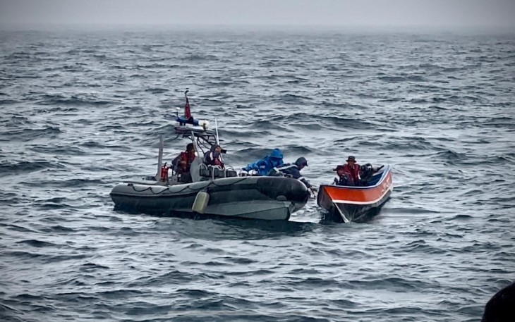 Penyelamatan perahu nelayan di perairan Salawati