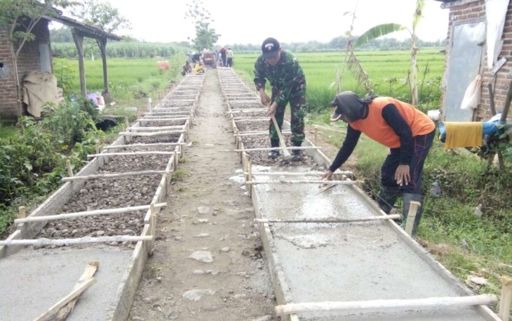 Pengecoran jalan desa wilayah binaan 