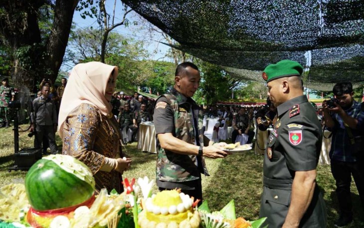 Pangdam XIV Hasanuddin Mayjen TNI Dr Totok Imam Santoso memberikan nasi tumpeng 