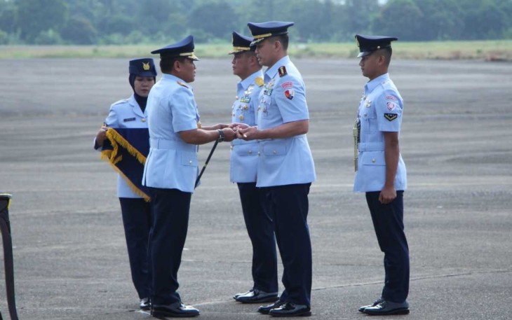 Pangkoopsud II Marsekal Muda TNI Andi Kustoro saat melantik Danlanud Sultan Hasanuddin 