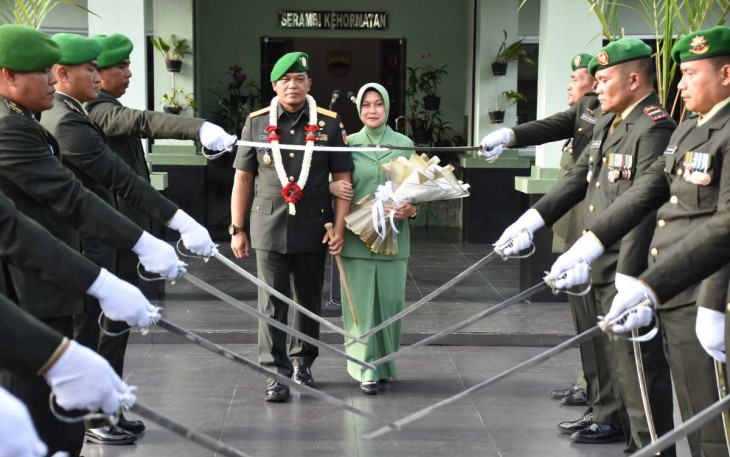 Tradisi pedang pora melepas Brigjen TNI Dody Triwinarto 