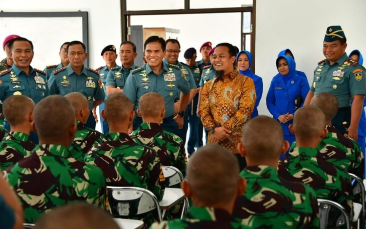 Kasal Laksamana TNI Muhammad Ali bersama siswa Satdik 2 Makassar 