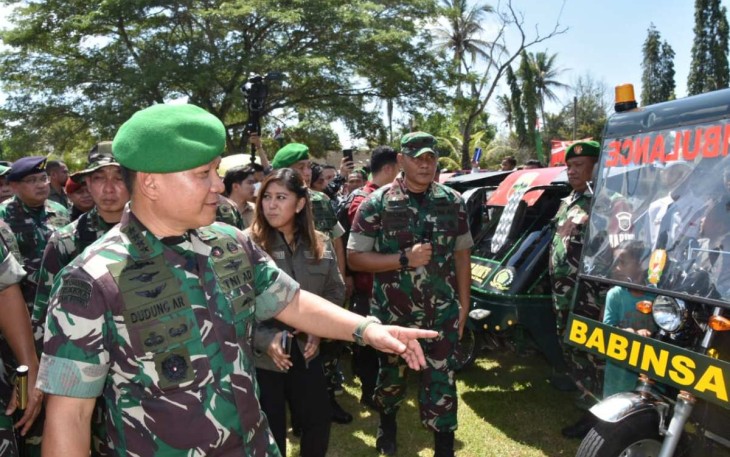 Kasad Jenderal TNI Dudung Abdurachman saat menyerahkan motor Ambulance Babinsa 