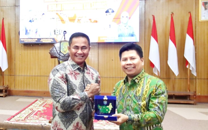 Pangdam XII/Tpr Mayjen TNI Iwan Setiawan menerima cenderamata 