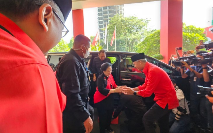 Ganjar Pranowo saat menyambut kedatangan Megawati Soekarnoputri 