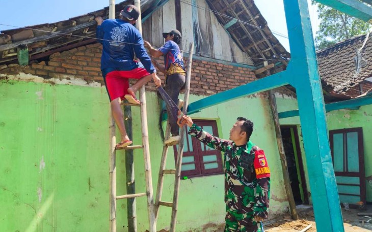 Bangun rumah warga desa binaan 