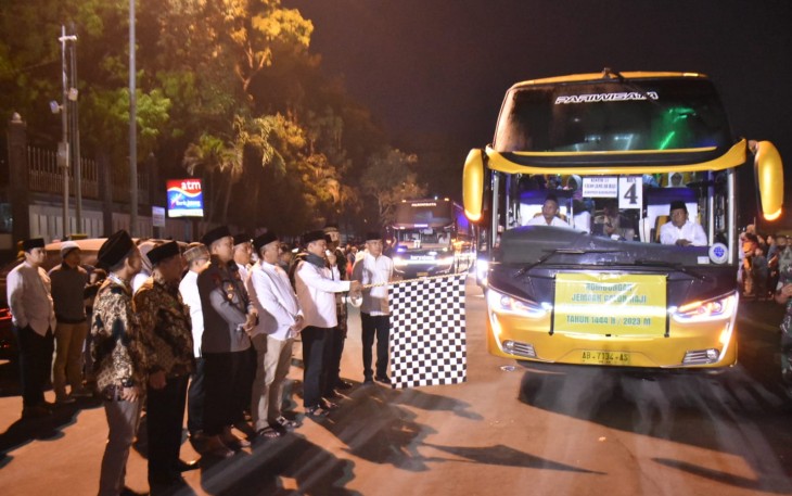 Caption : Bupati Juliyatmono beserta sejumlah pejabat jajaran Forkopimda saat melepas pemberangkatan rombongan calon haji, di depan Masjid Agung Madaniyah Karanganyar, Sabtu (10/6/2023)