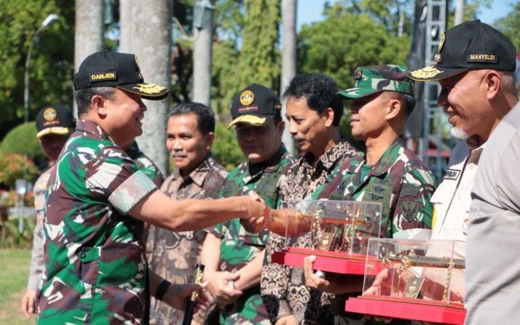 Danlanud Sutan Sjahrir Kolonel Nav Saeful Rakhmat menerima cenderamata dari Danjen Akademi Letjen TNI Teguh Arief Indratmoko 