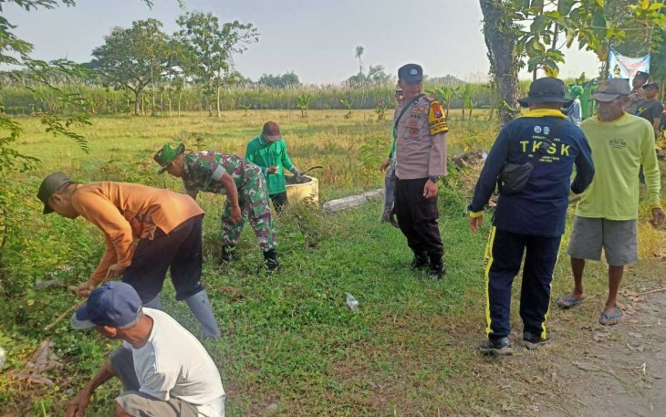 Kerja bakti bersama warga binaan