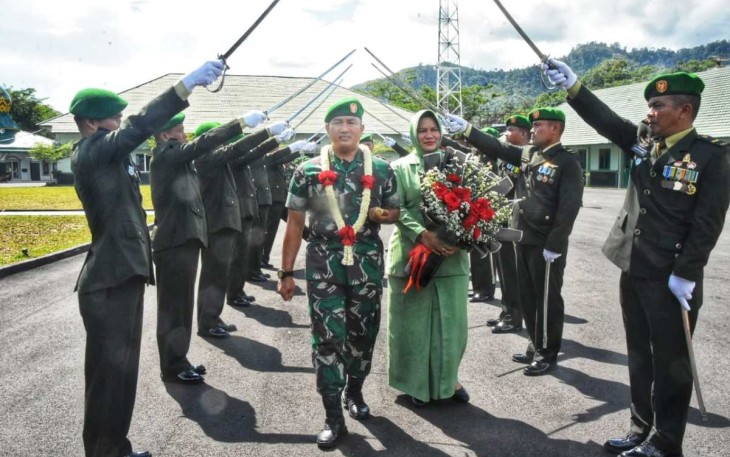 Tradisi penyambutan Danrem 023/KS Kolonel Inf Lukman Hakim 