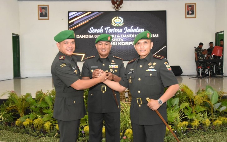 Danrem 023/KS Kolonel Inf Lukman Hakim foto bersama usai sertijab Dandim