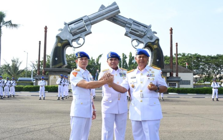 Kasal Laksamana TNI Muhammad Ali foto bersama Danpuspomal usai sertijab 