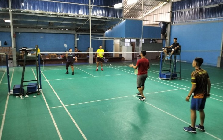 Olahraga bulutangkis personel lanudal Jakarta 