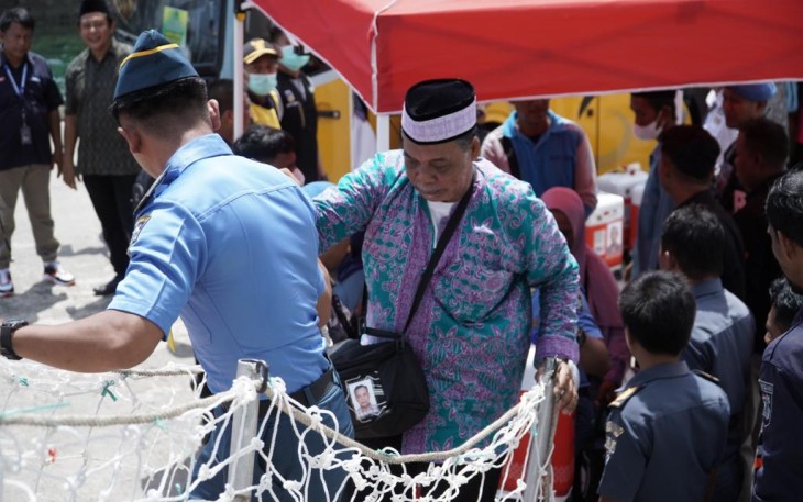 Jamaah haji asal Tolitoli saat menaiki kapal perintis 