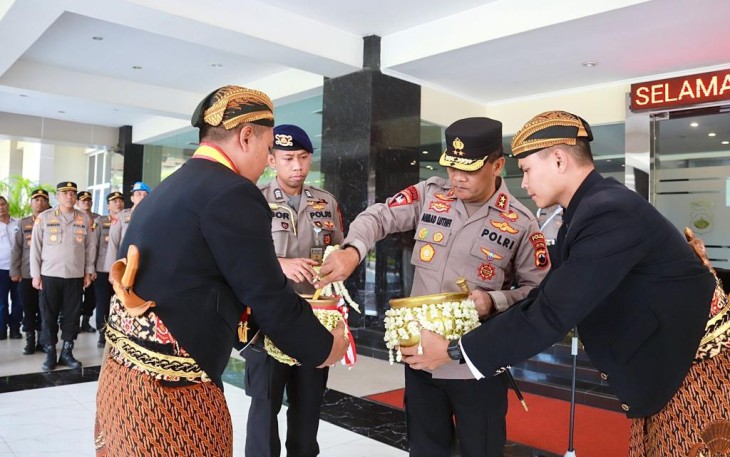 Kapolda Jateng Irjen Pol Ahmad Luthfi saat menerima air suci