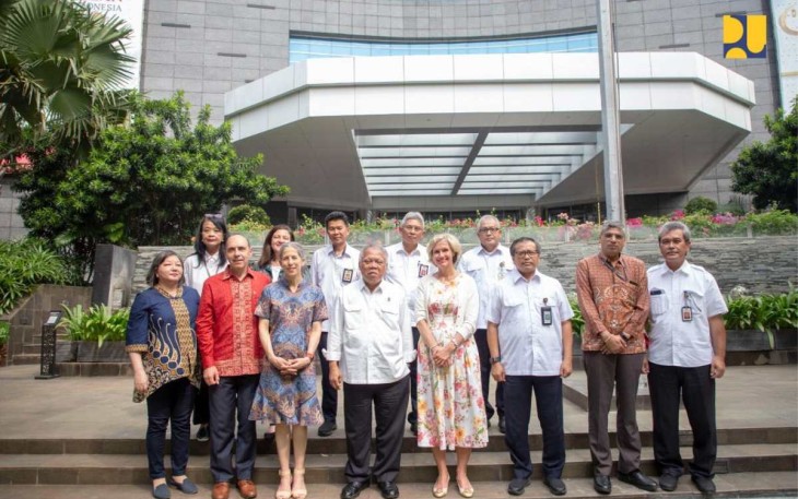 Menteri Basuki foto bersama dengan Delegasi World Bank