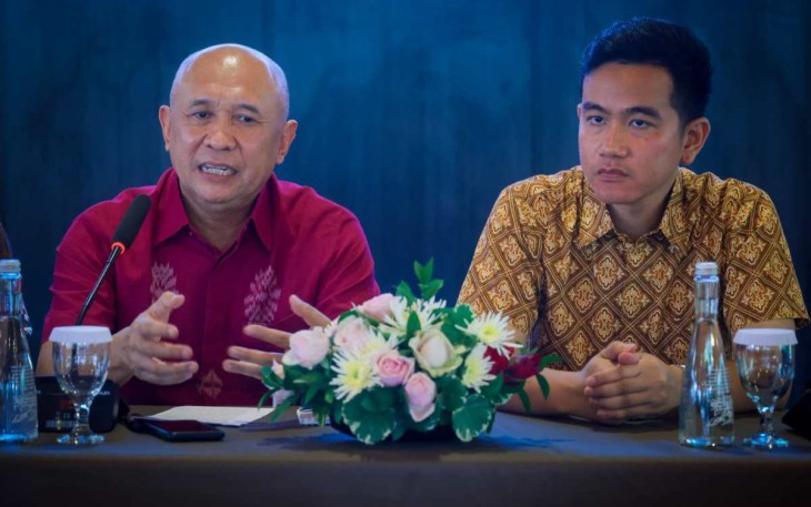 MenkopUKM Teten Masduki bersama Walikota Surakarta Gibran Rakabuming Raka 