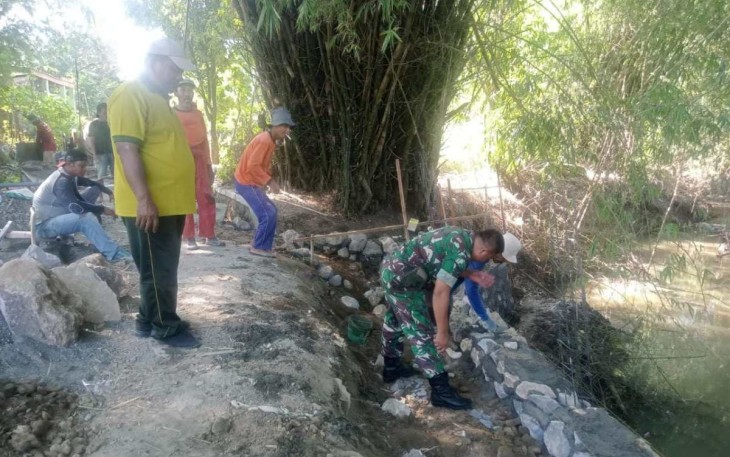 Pembuatan talud di wilayah desa binaan 
