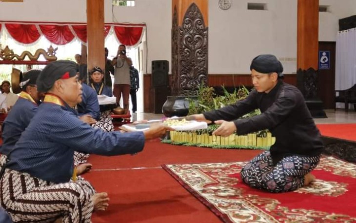 Bupati Trenggalek, Mochamad Nur Arifin, saat menyerahkan peralatan sembelih Kerbau di Pendapa Manggala Praja Nugraha, Kamis (15/6/2023)