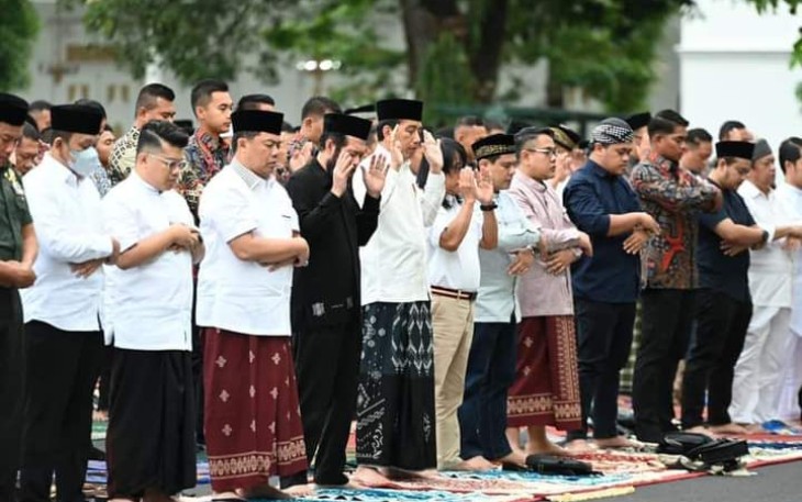 Presiden Joko Widodo saat menunaikan salat idul Adha di istana Kepresidenan Yogyakarta, Kamis (29/6)