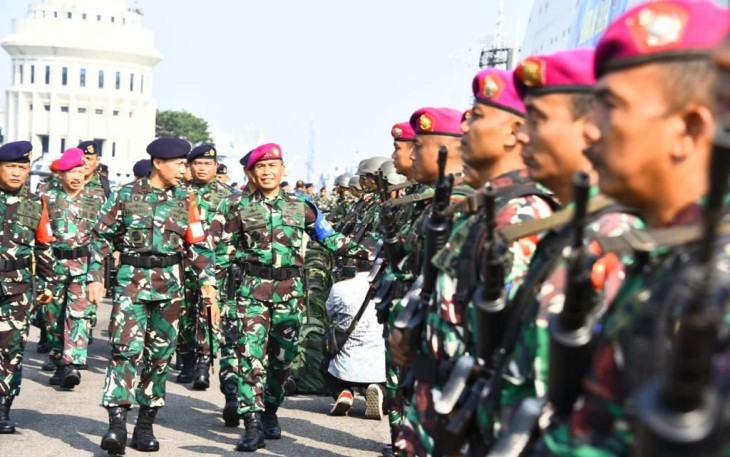 Pangkoarmada RI Laksdya Heru Kusmanto saat pengecekan kesiapan Latihan Armada Jaya XLI 2023 