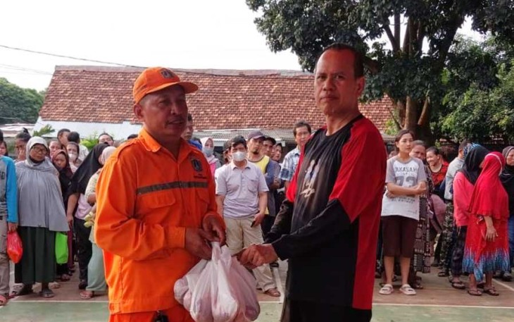 Kolonel Adm Akhmad Peradiansyah saat memberikan paket daging Herwan qurban 