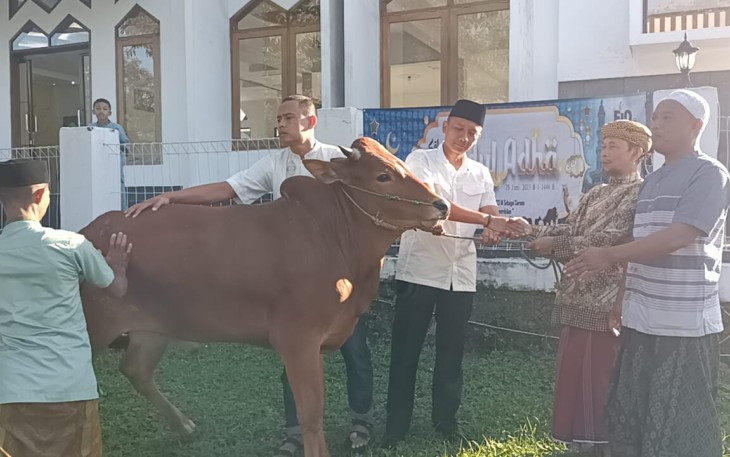 Danyonif 301/PKS Mayor Inf Henggar Tri Wahono saat menyerahkan hewan qurban 