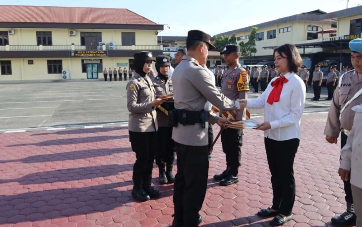 Kapolrestabes Medan Kombes Valentino Alfa Tatareda saat memberikan penghargaan personel berprestasi 