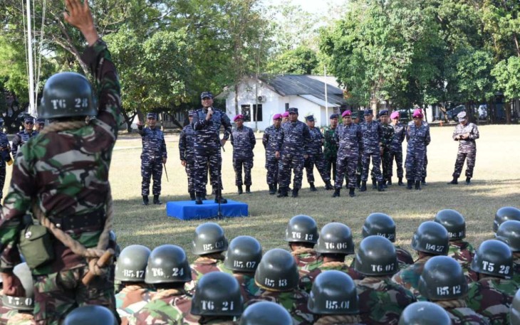 Kasal Laksamana TNI Muhammad Ali saat berdialog dengan siswa marinir