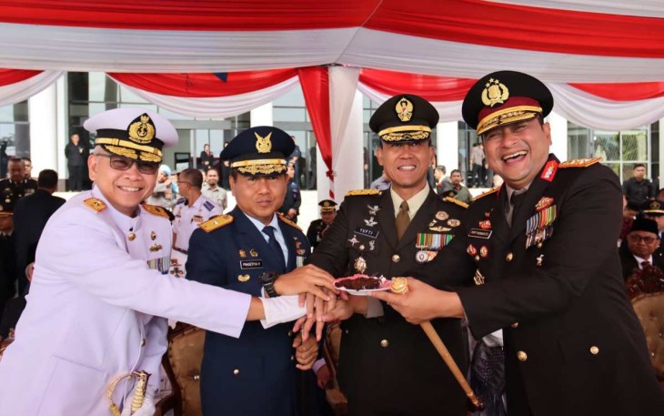 Kasdam XII/Tpr Brigjen TNI Yufti Senjaya foto bersama di HUT Bhayangkara ke 77 tahun 2023
