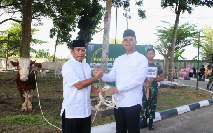 Kasdam XII/Tpr Brigjen TNI Yufti Senjaya saat menyerahkan hewan qurban 