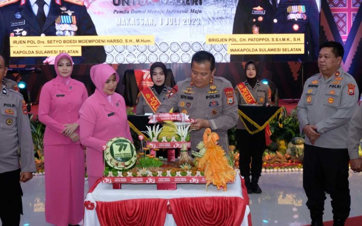 Kapolda Sulsel Irjen Pol Setyo Budi Moempoeni Harso saat memotong tumpeng HUT Bhayangkara ke 77  