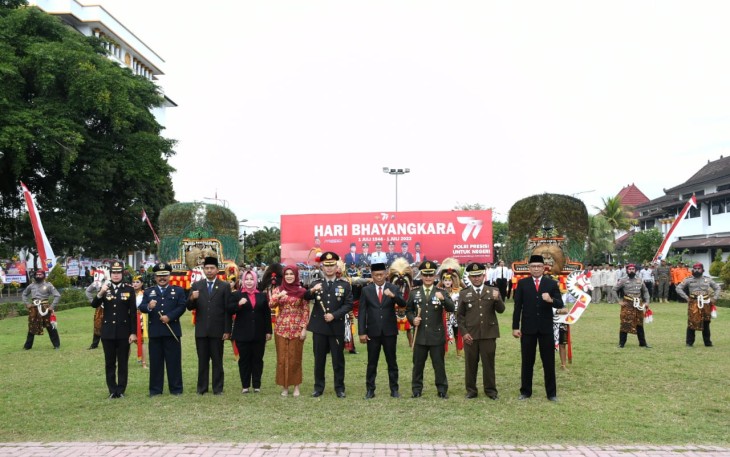 Dandim 0802/Ponorogo Letkol Inf Hirta Juni Adriansyah foto bersama di HUT Bhayangkara ke 77, Sabtu (1/7)