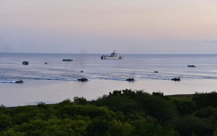 Manuver pendaratan amfibi di pantai Banongan Situbondo, Sabtu (1/7)