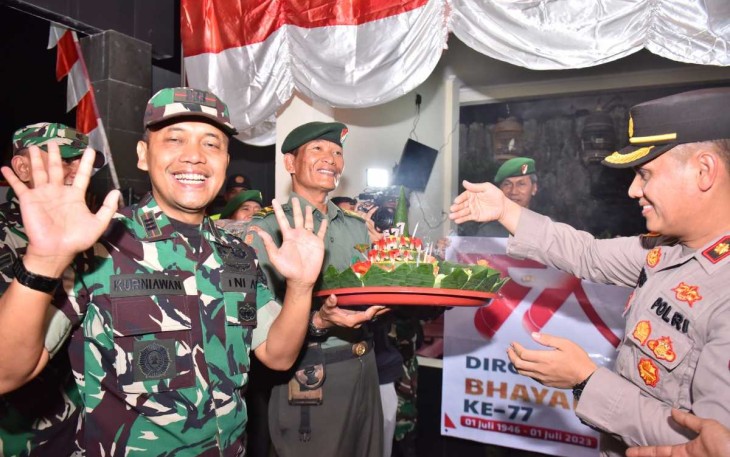 Danramil 04/Cengkareng Kapten Inf Iwan Kurniawan saat memberikan surprise Kapolsek Cengkareng Kompol Hasoloan Situmorang di HUT Bhayangkara ke 77, Sabtu (1/7)