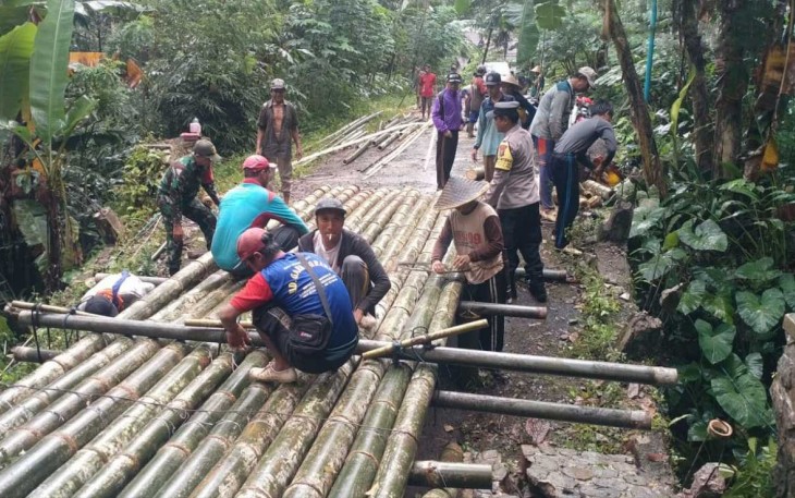 Gotong-royong bangun jembatan darurat di wilayah desa binaan 