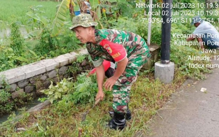 Serma Suryadi kerja bakti bersihkan lingkungan wilayah desa binaan 