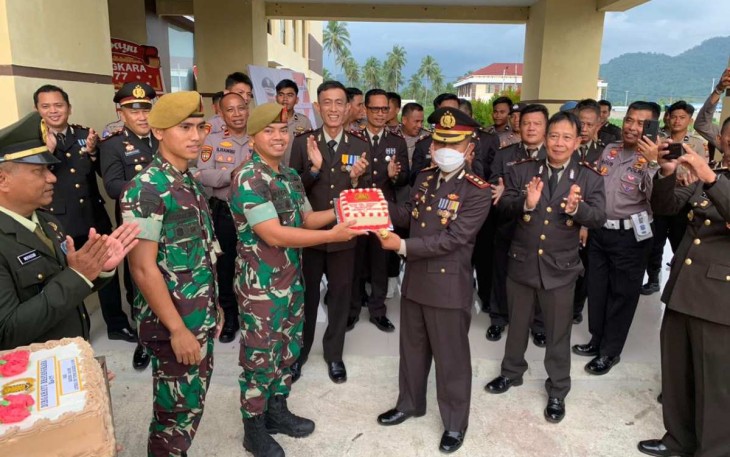 Danyonarmed 19/105 Trk Bogani Letkol Arm Edi Yulian Budiargo saat memberikan ucapan HUT Bhayangkara ke-77 