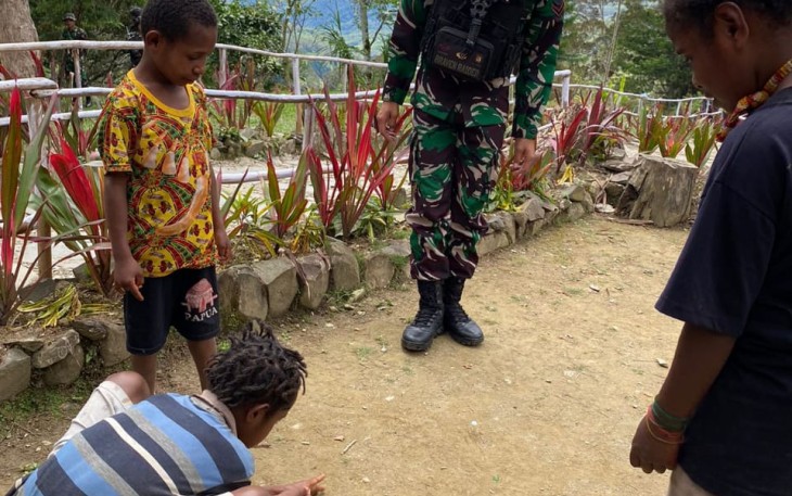 Anjangsana Satgas Yonif Raider 200/BN di Kampung Kindok 